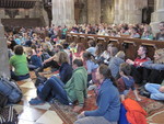 Der Stephansdom voller jungem Leben                         