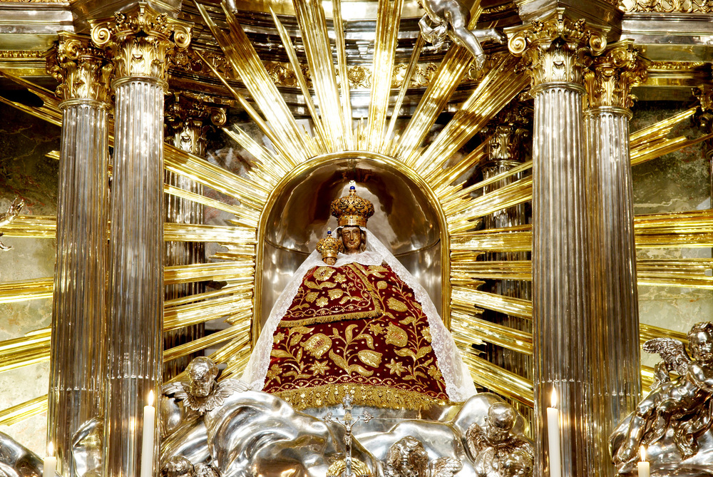 Gnadenstatue der Gottesmutter im Liebfrauenkleid.