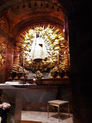 Der Altar der Gnadenkapelle war mit wunderschönen Rosen -  zum Rosenkranzfest - geschmückt.