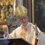 Erzbischof Lackner zeigt den Rosenkranz seiner verstorbenen Mutter und betont, wie wichtig ihm persönlich das Rosenkranzgebet ist