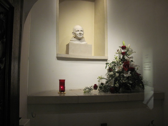 Die Begräbnisstätte von P. Petrus Pavlicek in der Wiener Franziskanerkirche