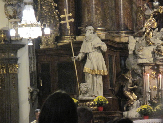 Die Statue des hl. Hieronymus im Altarraum