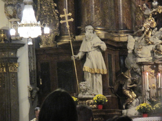 Die Statue des hl. Hieronymus im Altarraum