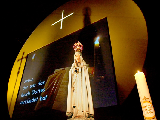 Lichtreicher Rosenkranz, 3. Geheimnis: 'Jesus, der uns das Reich Gottes verk?ndet hat'; Fatimastatue, Maria Namen-Feier.                 