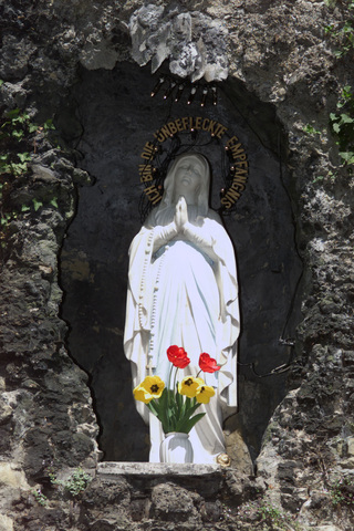 Marienstatue - Immakulata - der Lourdes-Grotte in Maria Gugging