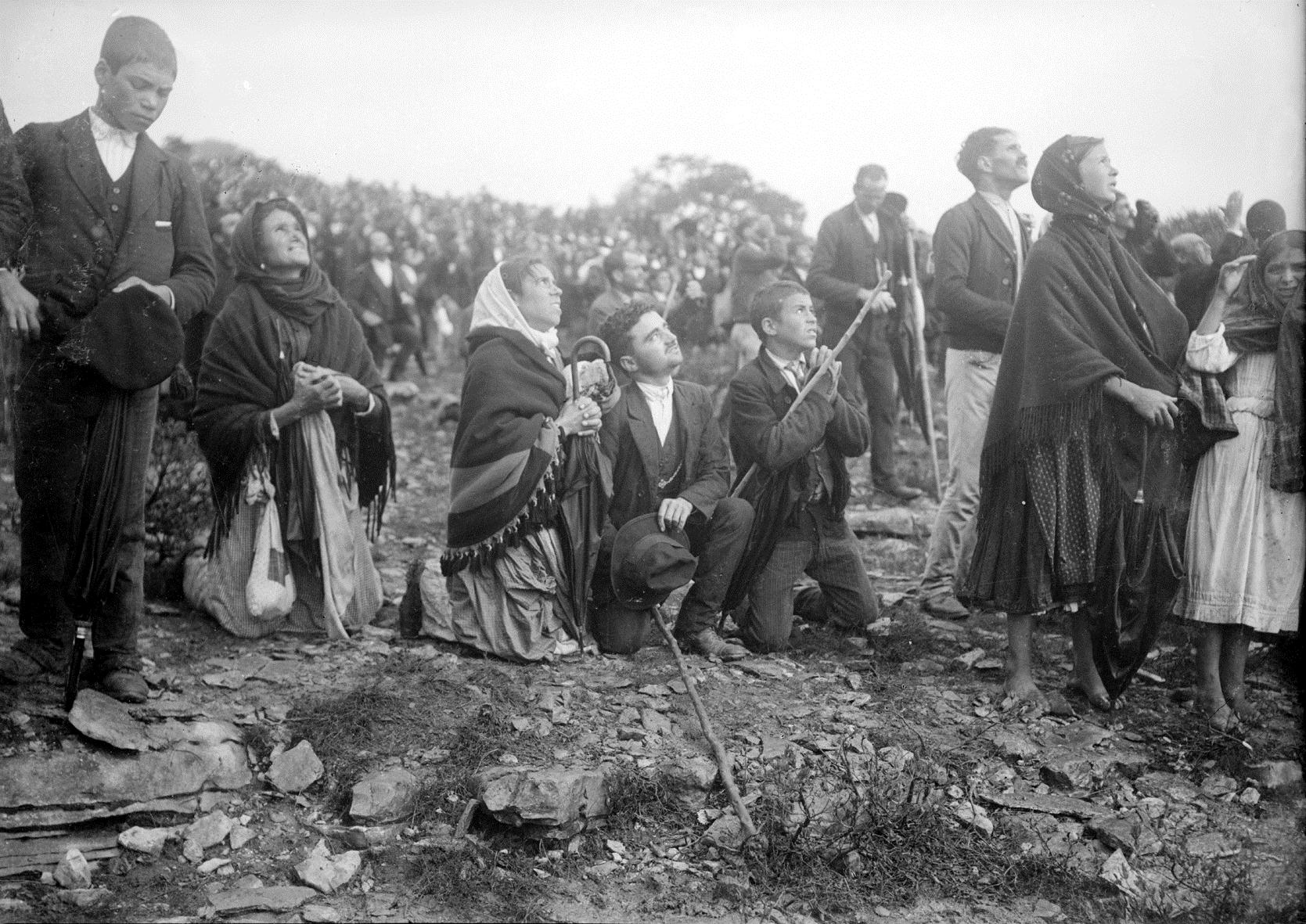Aufnahme der Anwesenden während des Sonnenwunders in Fatima (1917)