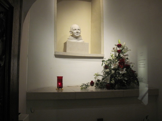 Das Grab des Gründers, P. Petrus Pavlicek ofm                      