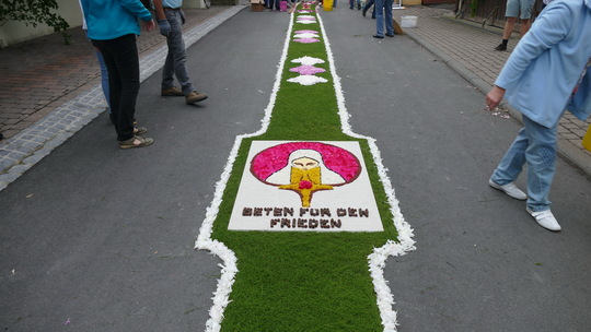 Blumenteppich zu Fronleichnam mit RSK-Logo