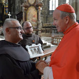 P.Simon Herro, der die Flüchtlinge in Damaskus und Jordanien betreut, übergibt Kardinal Schönborn ein Andenken aus Bethlehem
