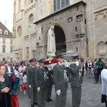 Gardesoldaten tragen die Fatimastatue durch die Innenstadt von Wien