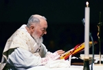 P. Pio feiert die hl. Messe
