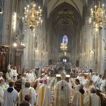 Blick in den vollen Stephansdom während der Eucharistiefeier